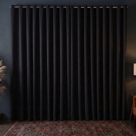 Cortina blackout corta luz instalada em uma janela