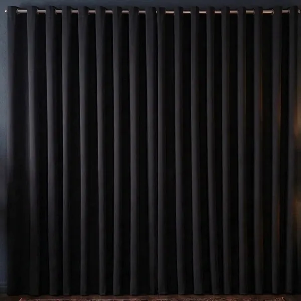 Cortina blackout preta instalada na parede, com 40% de desconto