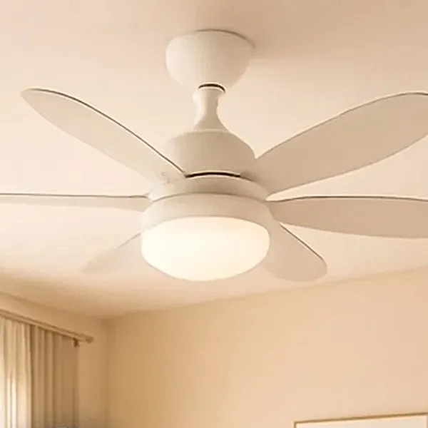 Ventilador de teto com luminária LED instalado na sala, com 50% de desconto